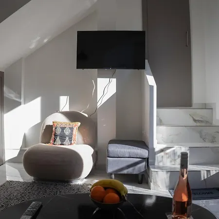 Bright Loft With Balcony Near Old Town Thessaloniki